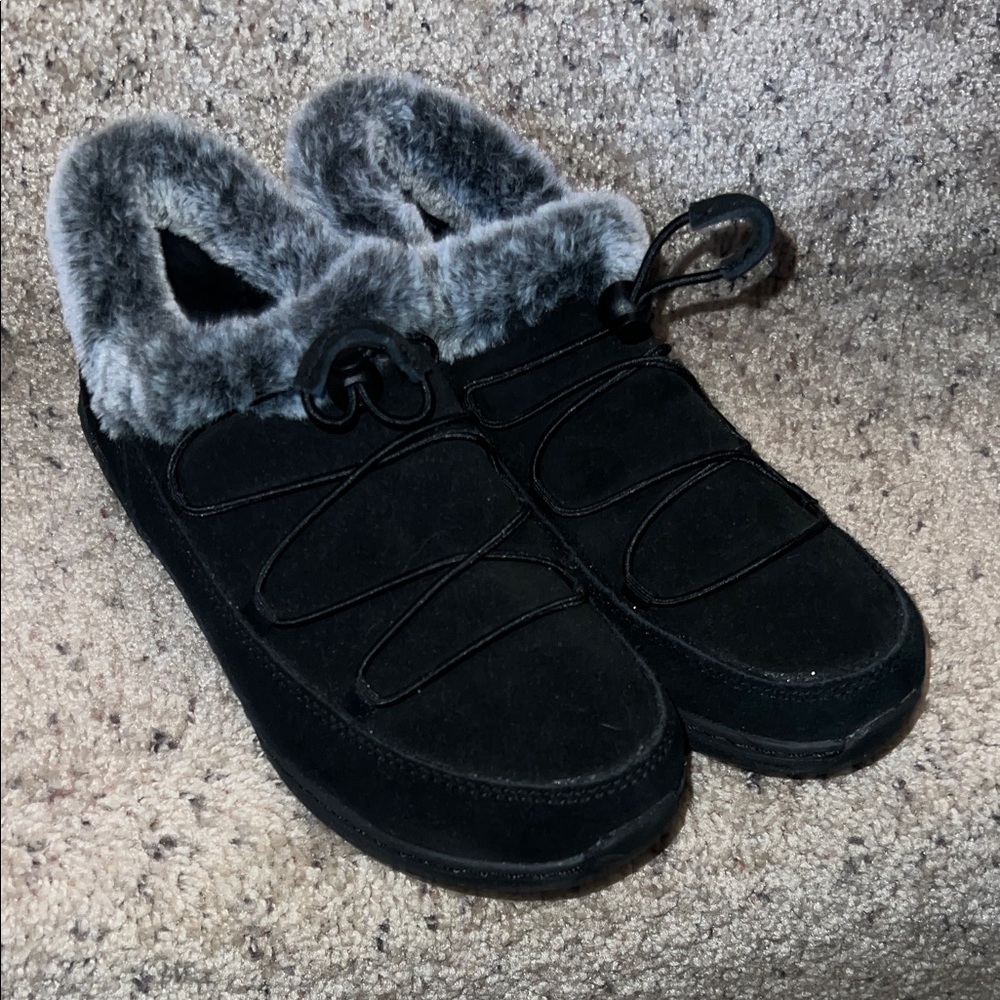Aetrex Black shoes with Gray Faux Fur